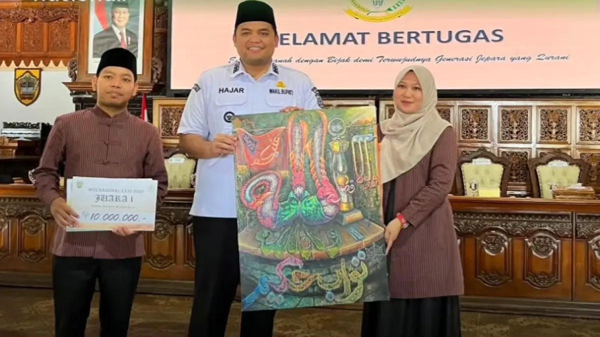 MEMBANGGAKAN: Agung Prabowo serta Dewi Alimah menerima penghargaan dari Wakil Bupati Jepara M. Ibnu Hajar, pada Rabu (23/9) lalu. (KEMENAG JEPARA UNTUK RADAR KUDUS)