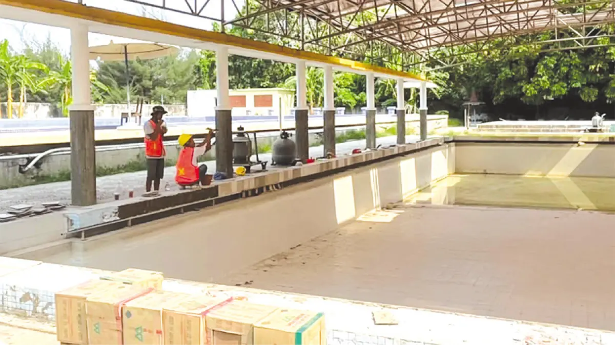 PEMBENAHAN: Pekerja menyelesaikan pengerjaan perbaikan Kolam Renang Wergu Wetan baru-baru ini. (INDAH SUSANTI/RADAR KUDUS)