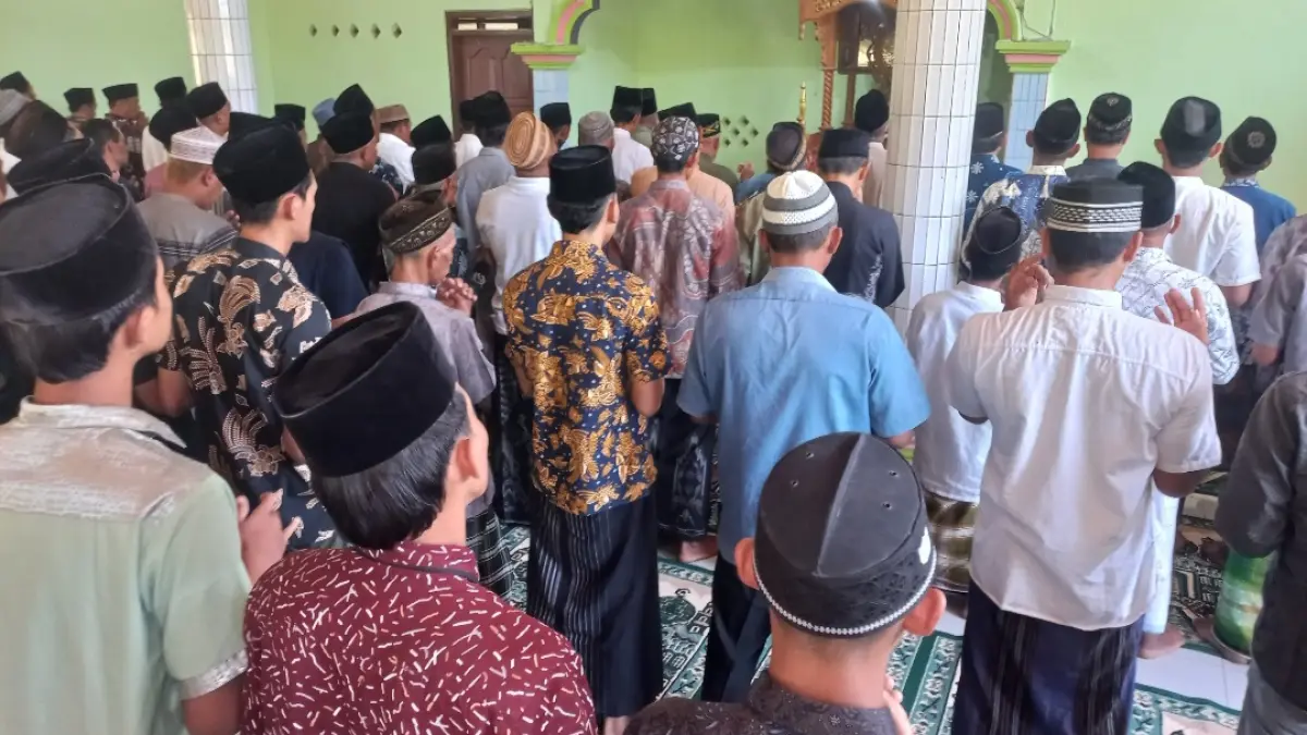 KHIDMAT: Prosesi salat jenazah Mashudi korban tenggelamnya KM Virgo Transport 8 di Desa Plajan Kecamatan Pakis Aji pada Jumat (25/9) siang. Sementara itu jenazah Ilham (21) korban KM Virgo asal Desa Bantrung, Batealit, sedang dalam proses pemulangan dari Banjarmasin-Semarang dan rumah duka di Jepara, usai teridentifikasi pada Sabtu (26/9). (FIKRI THOHARUDIN/RADAR KUDUS)