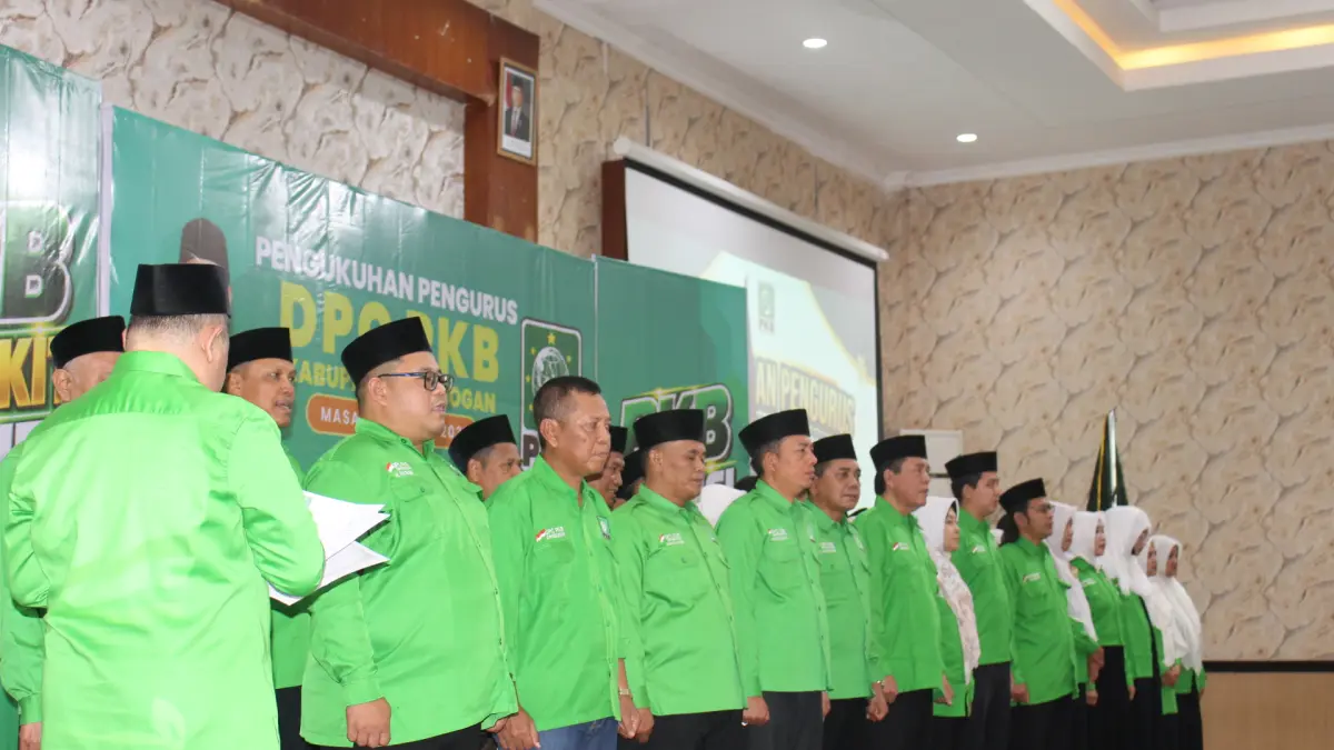 DIKUKUHKAN – Jajaran Pengurus DPC PKB Grobogan periode 2026-2031 dikukuhkan oleh pengurus DPP PKB Marwan Jafar di Grand Master Hotel Purwodadi, Sabtu (26/9)