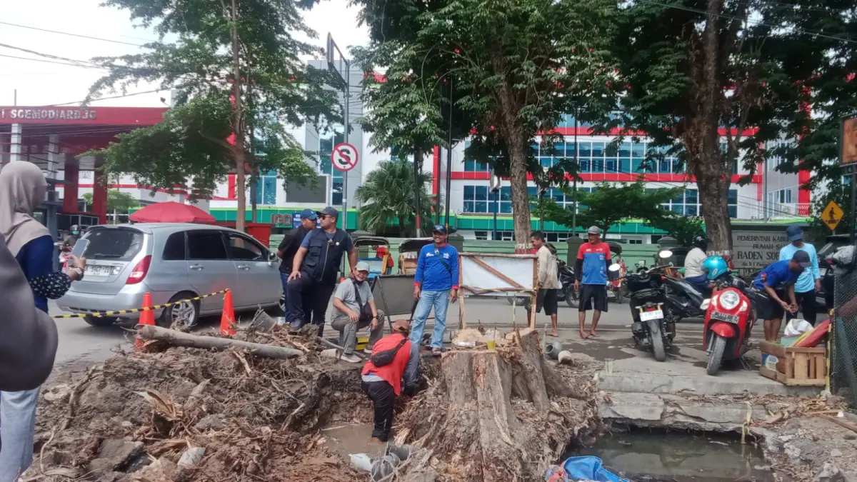 DIPERBAIKI: Petugas Perumdam Purwa Tirta Dharma Grobogan saat memperbaiki pipa tua di Kota Purwodadi.