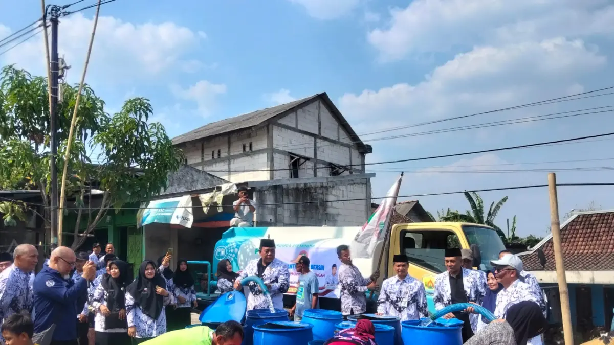 DROPPING: PGRI saat melakukan dropping air bersih ke warga Desa Depok Kecamatan Toroh.