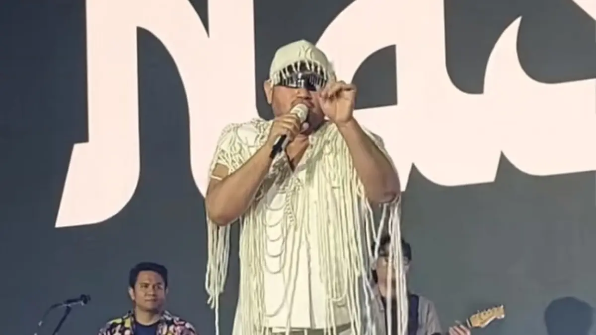 Kostum king Nassar berwarna putih dengan tali tali yang menjulur nampak spektakuler.