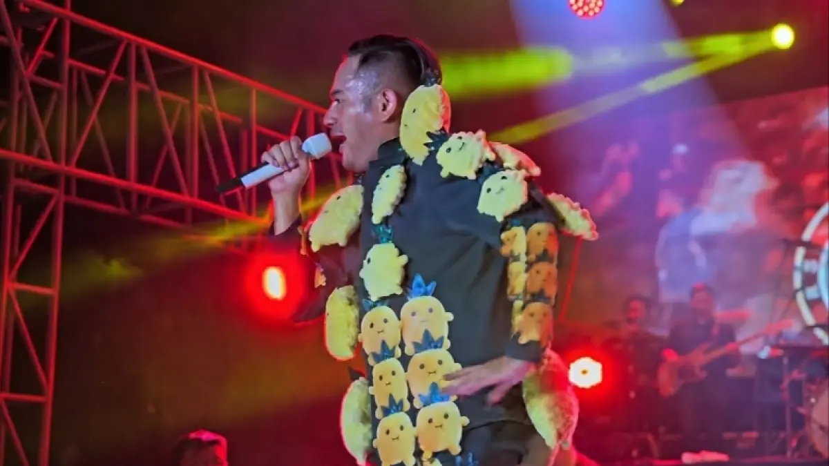Kostum king Nassar dengan toping boneka boneka lucu.
