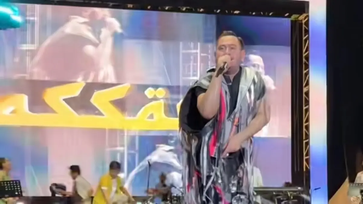 Kostum king Nassar memadukan warna hitam, silver dan pink yang merumbai-rumbai.