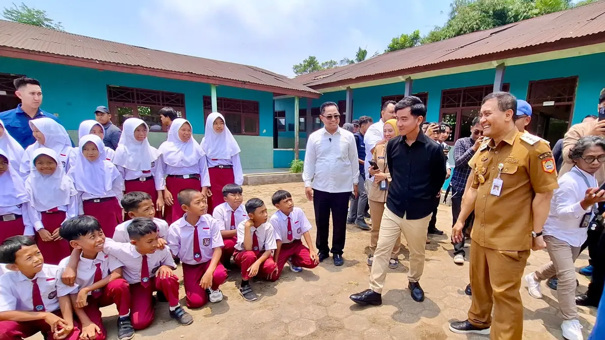 BERSAMA: Gubernur Jateng Ahmad Luthfi dan Wakil Presiden Gibran Rakabuming Raka saat mengunjungi korban dan wali murid di Kabupaten Batang, Senin (28/9/2026).