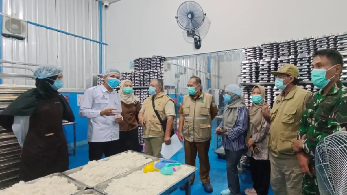 INTENS: Proses sidak SPPG saat proses penyiapan makanan menu makan bergizi gratis (MBG) oleh Satgas selama dua pekan, pada 14-26 September. (PEMKAB JEPARA UNTUK RADAR KUDUS)