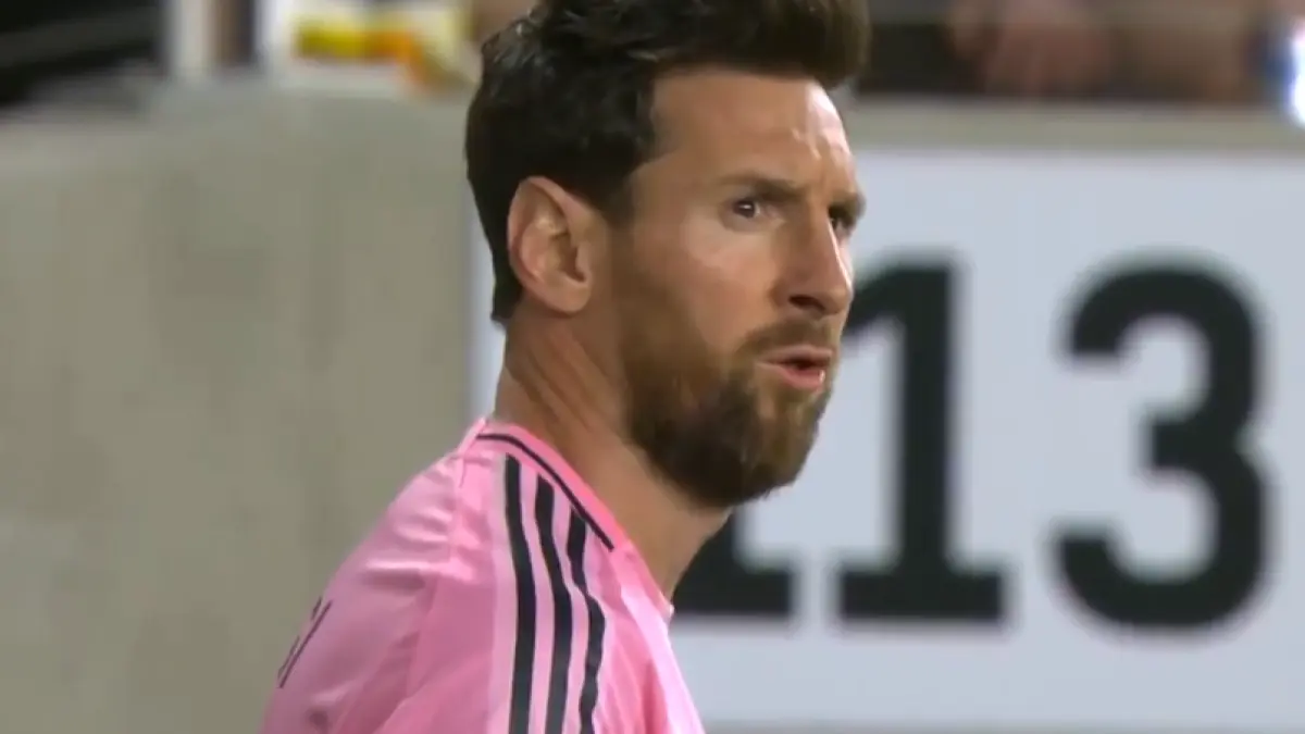 Messi cetak gol freekick indah saat melawan Columbia.