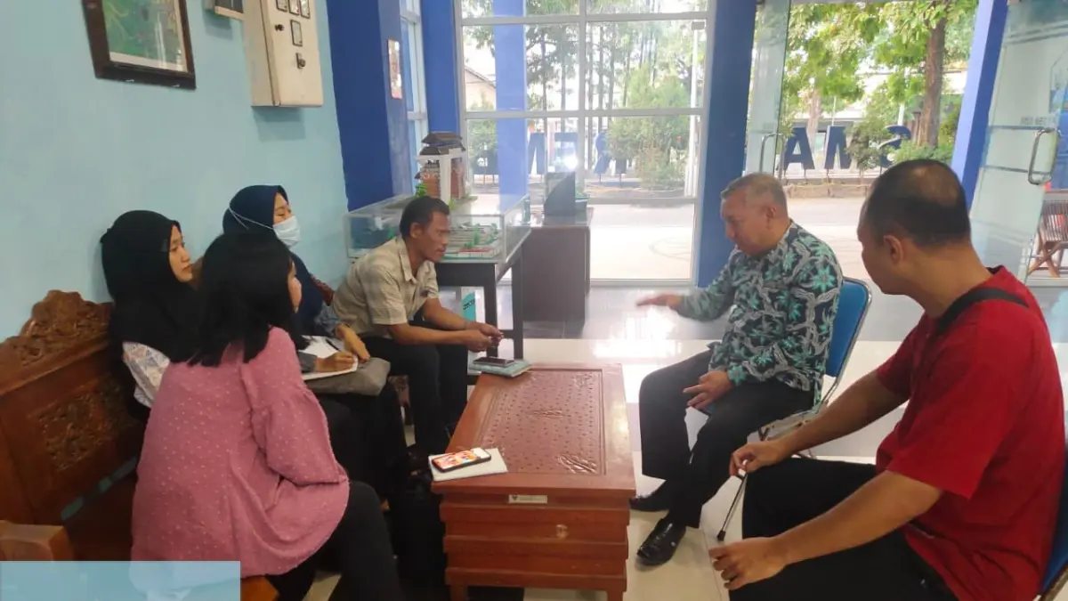 TURUN LANGSUNG: Kepala Dinkes Rembang, dr Ali Syofi’i mendatangi sekolahan. Satu sisi tim
Dinkes mendatangi pihak dapur SPPG penyalur. (DINKES RBG UNTUK RADAR KUDUS)