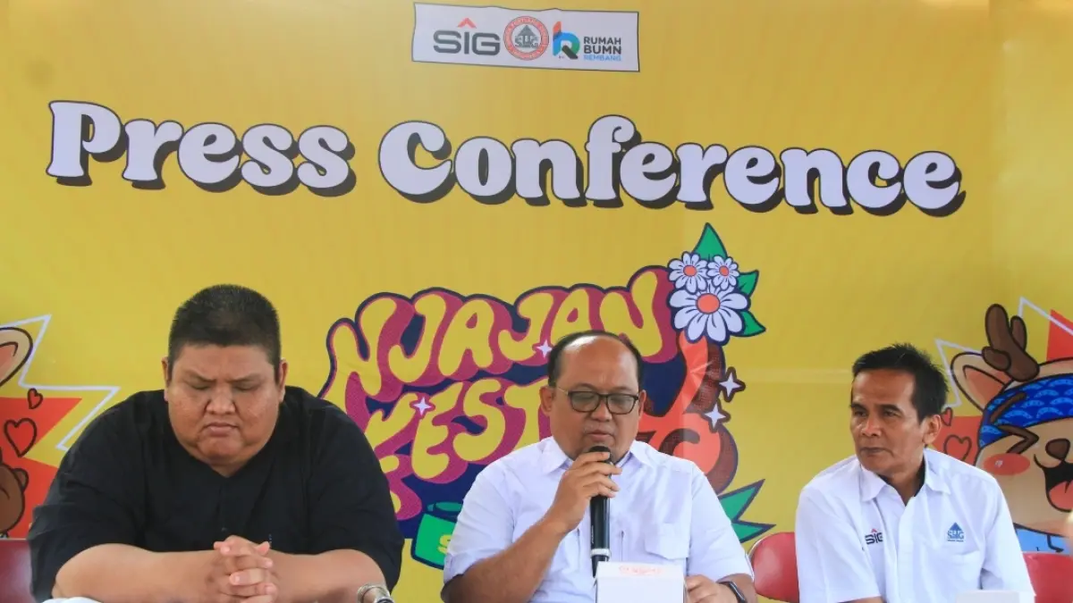 WISNU AJI/RADAR KUDUS&nbsp;
RUTINAN: Perwakilan PT Semen Gresik, Rumah BUMN Rembang, dan panitia Njajan Fest 3X memberikan keterangan pers soal event tahunan itu di TRP Kartini Rembang, Senin sore (28/9).