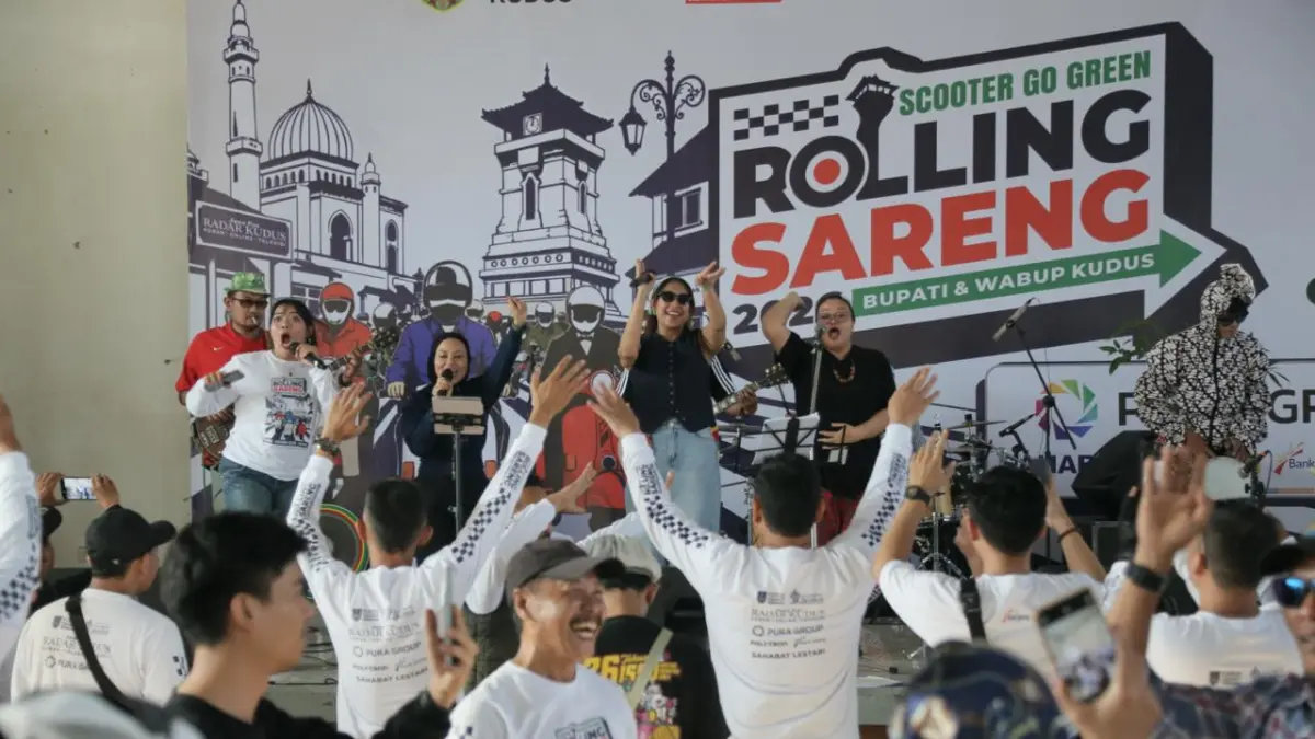 HIBUR: Ketua TP PKK Kabupaten Kudus Endhah Endhayani Sam’ani Intakoris menyanyikan beberapa lagu bersama Band Potbelly di acara Scooter Go Green Rolling Sareng Bupati dan Wakil Bupati Kudus 2026 di Balai Desa Kandangmas, Minggu (27/9). (ANDIKA TRISNA SAPUTRA/RADAR KUDUS)