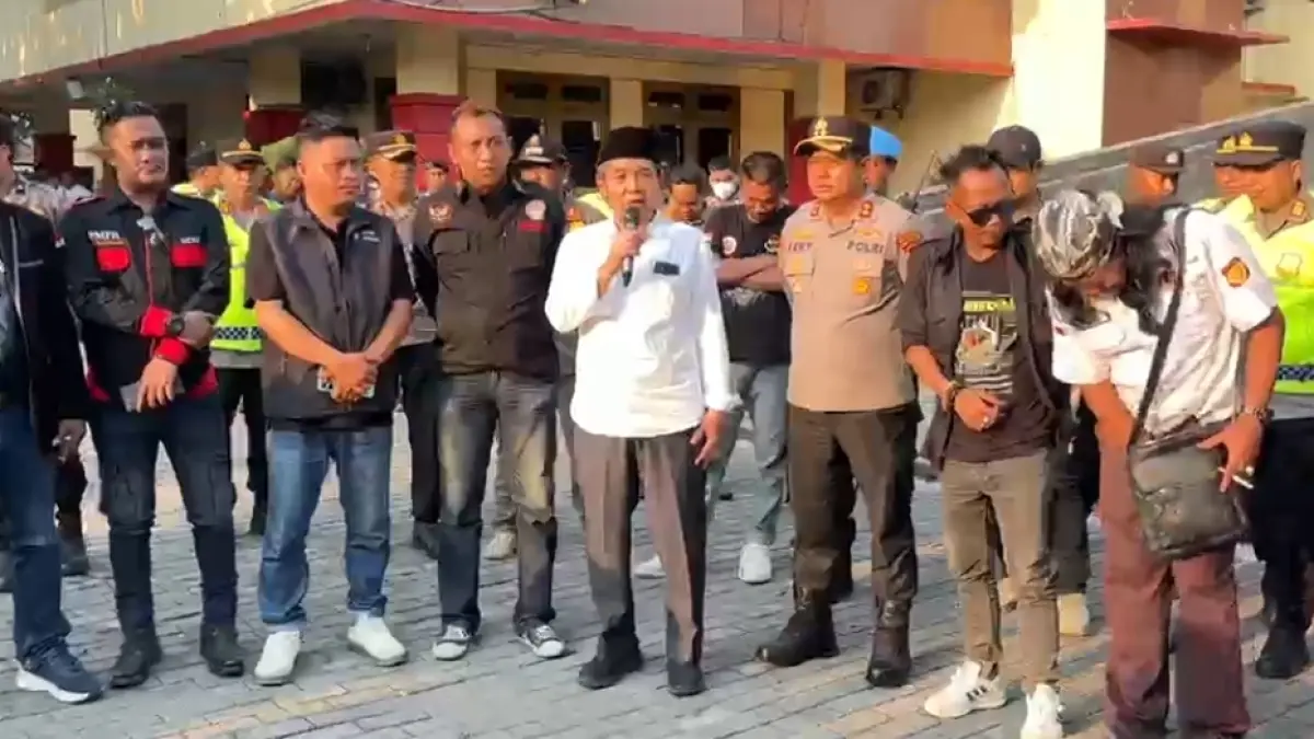 ISTIMEWA/RADAR KUDUS
MEDIASI: Ketua DPRD Rembang Abdul Rouf menerima perwakilan Forrbes di halaman kantor dewan, Senin (28/9).