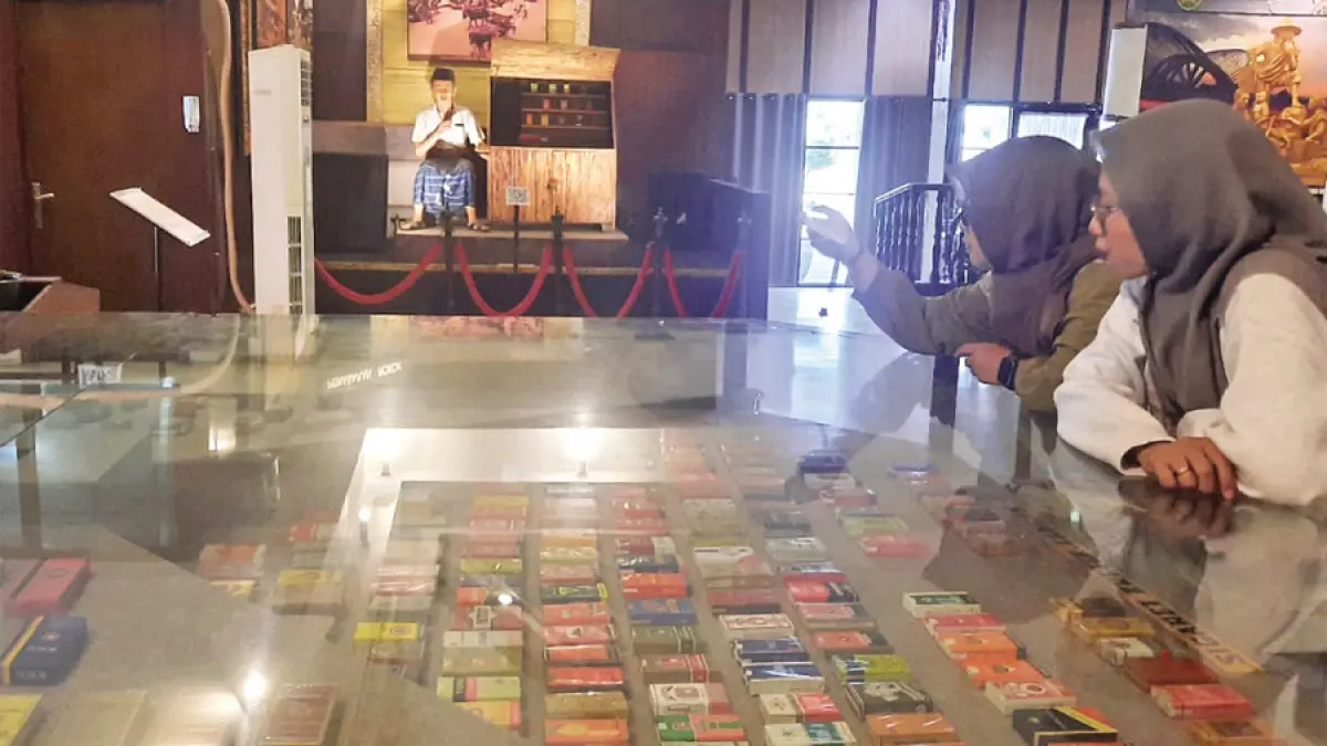 KUNJUNGAN: Pengunjung menikmati koleksi di dalam Museum Kretek Kudus. (INDAH SUSANTI/RADAR KUDUS)