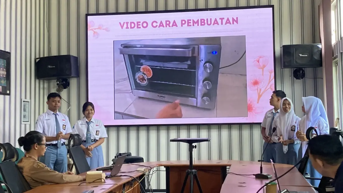 ‎PAPARAN: Peserta dari Puskesmas Puledagel melakukan pemaparan inovasi di Bapperida Blora.