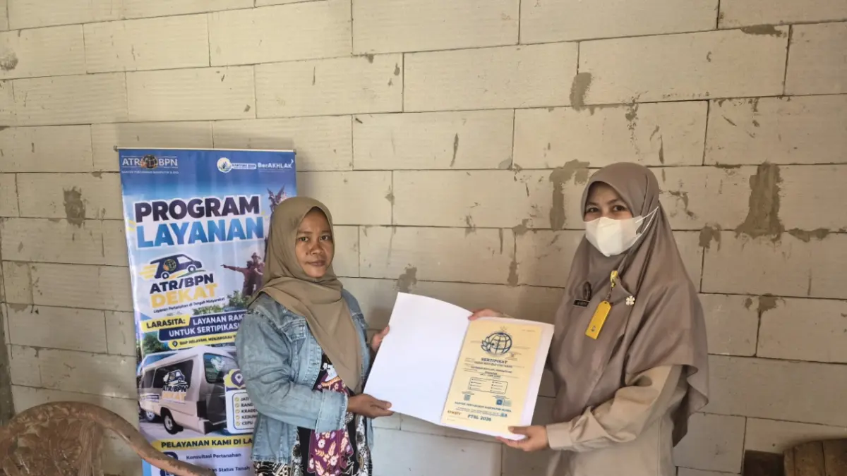‎Penyerahan sertifikat tanah ke salah satu warga di Desa Trembulrejo Kecamatan Ngawen Kabupaten Blora.