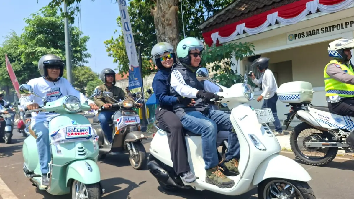 Ratusan Vespa Serbu Kandangmas bersama Bupati Sam’ani bersama direktur Radar Kudus, Baehaqi.