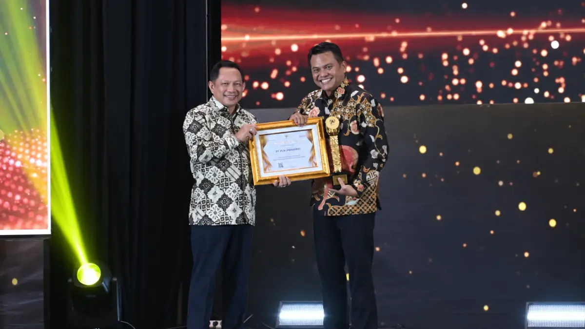 Menteri Dalam Negeri Republik Indonesia, Tito Karnavian (kiri), saat menyerahkan Badan Pusat Statistik (BPS) Awards 2026 kategori Perusahaan/Asosiasi bertajuk "Sinergi Cepat untuk Statistik Akurat" kepada Direktur Retail dan Niaga PLN, M. Fahrur Rozy (kanan), di Jakarta, Sabtu (26/9).