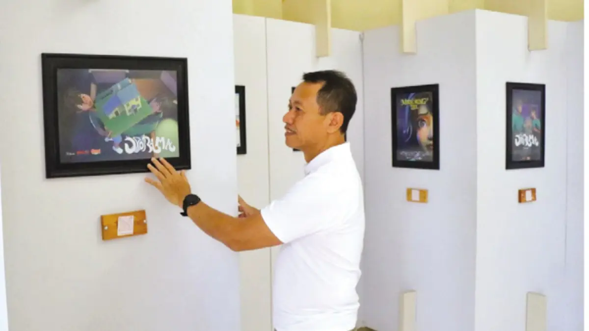 Bupati Kudus Sam’ani Intakoris melihat animasi di SMK RUS. (DINAS KOMINFO UNTUK RADAR KUDUS)