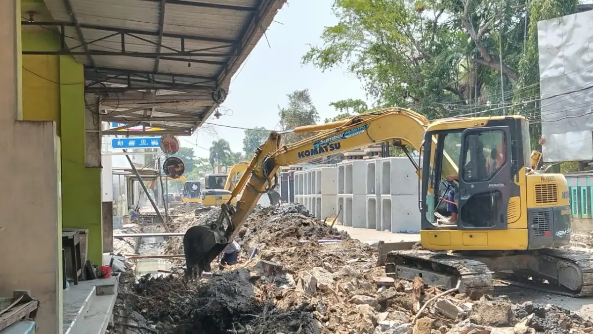 DIPERBAIKI: Sejumlah alat berat dikebut untuk perbaikan drainase dan trotoar di Kota Purwodadi.
