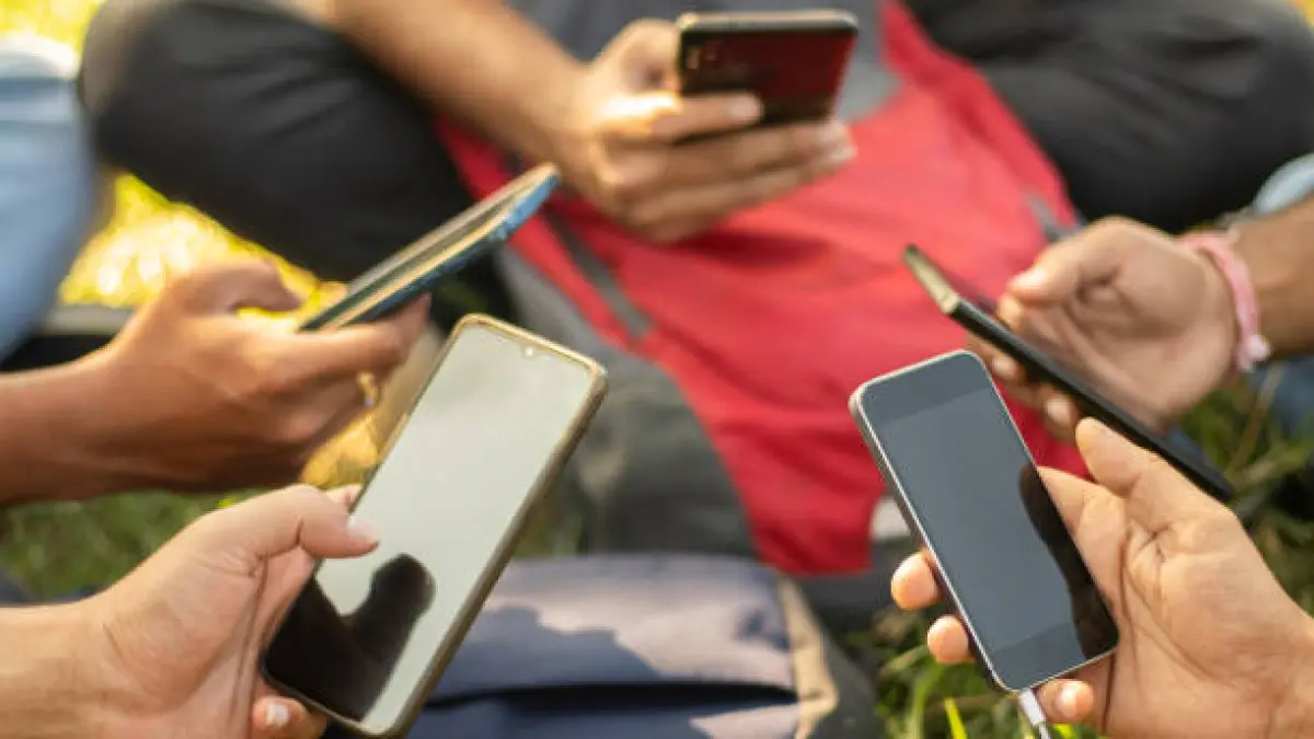 Ilustrasi orang main handphone