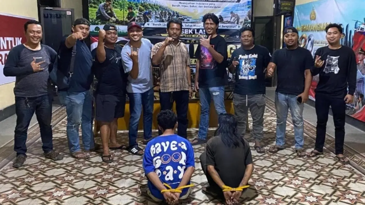 PASRAH: &nbsp;Tim Resmob Dampo Awang Polres Rembang mengamankan dua pelaku terduga pelaku pembobolan konter HP di Lasem.