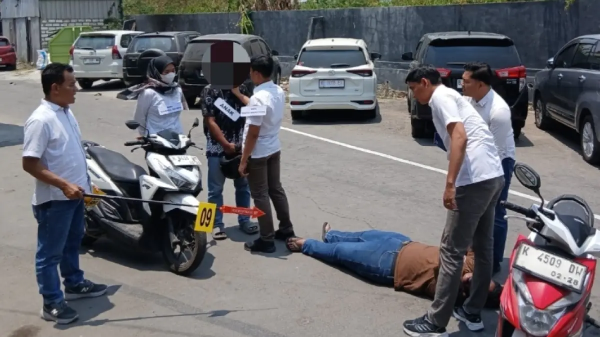 PERAGAAN: Proses rekonstruksi perkelahian paman dan ponakan digelar di halaman Mapolres Rembang, Rabu (30/9).