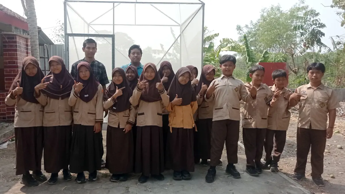 UMKU menghadirkan Green House Edu-Farm berbasis STEM di SDN 7 Klumpit dengan memanfaatkan lahan kosong sebagai ruang belajar alam.