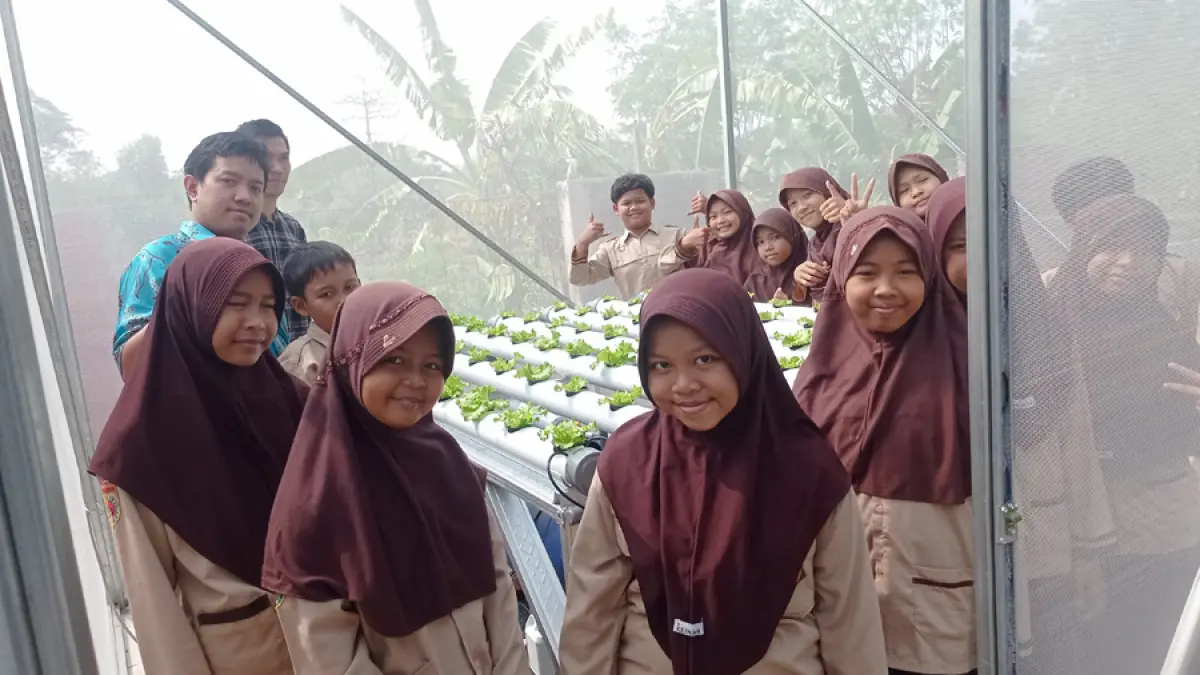 UMKU menghadirkan Green House Edu-Farm berbasis STEM di SDN 7 Klumpit dengan memanfaatkan lahan kosong sebagai ruang belajar alam.