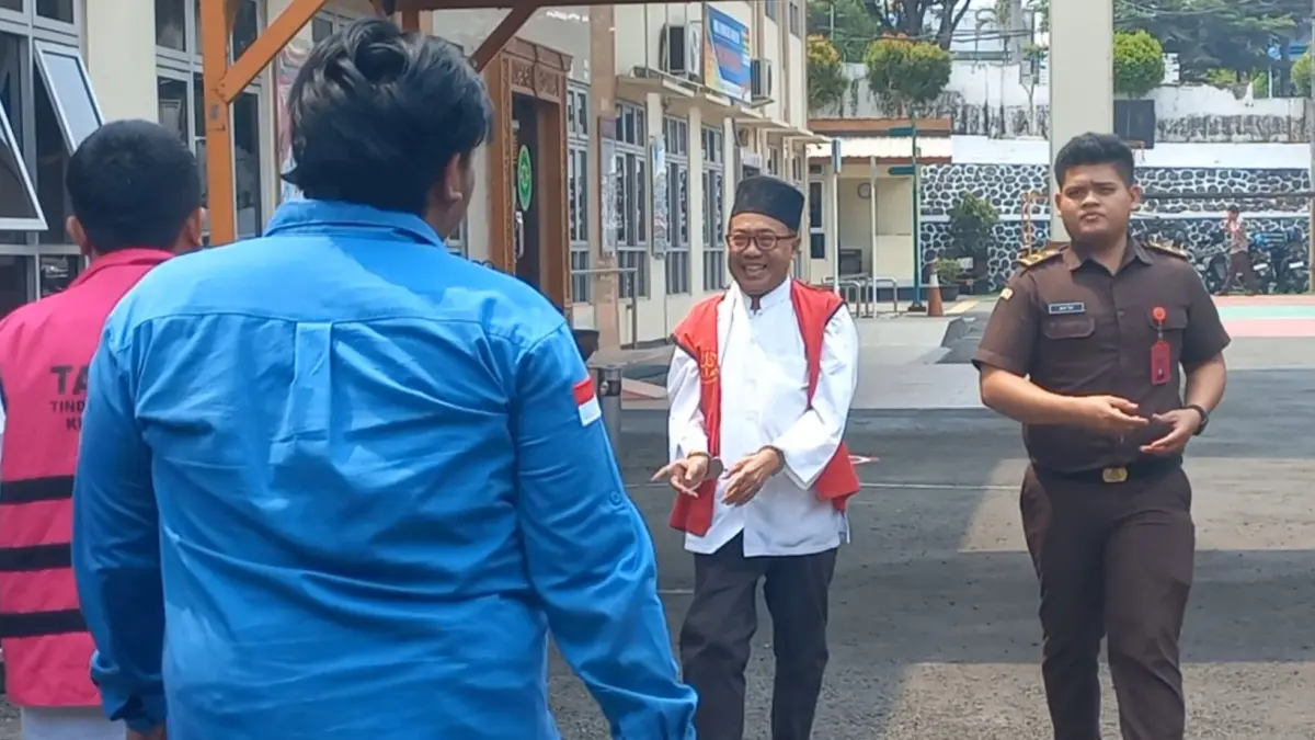 TANPA BEBAN: Terdakwa kasus kekerasan seksual Abi Jamroh (60) yang merupakan Pemimpin Ponpes Al Anwar Mantingan, Kecamatan Tahunan, masih menjalani proses sidang di PN Jepara. Ia terseret kasus pencabulan terhadap santriwatinya sendiri yang berumur 19 tahun. (FIKRI THOHARUDIN/RADAR KUDUS)