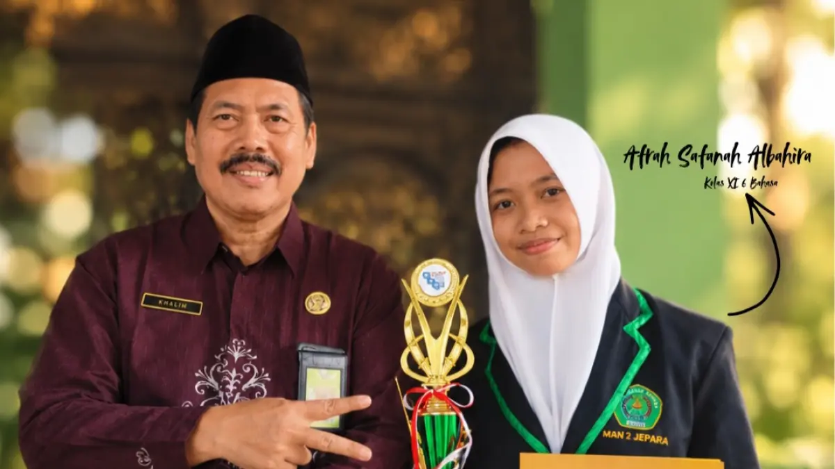 Afrah Safanah Albahira, Kelas XI Bahasa MAN 2 Jepara bersama Kepala MAN 2 Jepara Drs. Khamdi