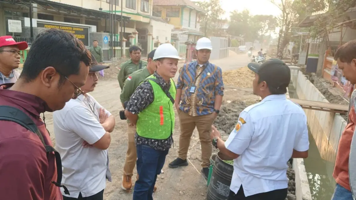 JOINT INSPECTION: PDAM dan Dinas PUPR Grobogan saat melakukan joint inspection di Jalan Siswamiharja, Purwodadi.