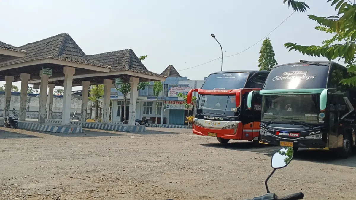 SEPI: Tampak hanya dua bis yang terparkir di halaman Terminal Gagak Rimang Blora. (ARIF FAKHRIAN KHALIM/RADAR KUDUS)