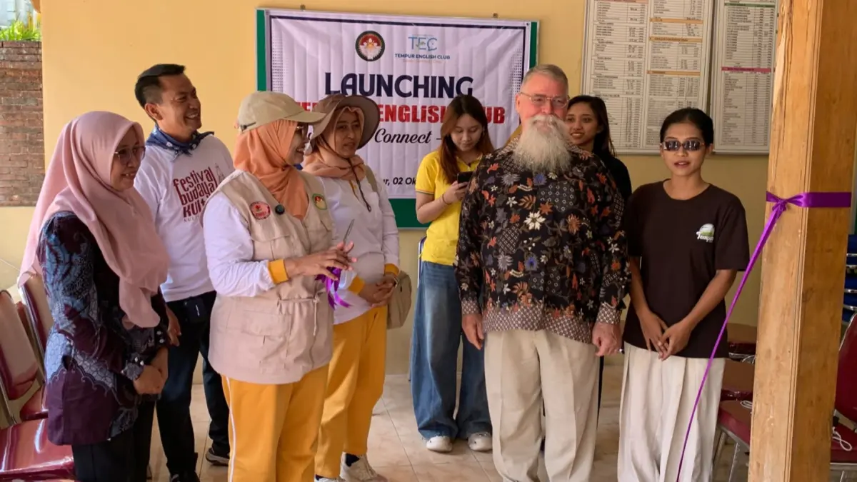 AWAL KEMAJUAN: Tempur English Club (TEC) secara resmi telah di-launching pada Jumat (2/10). Program ini diproyeksikan menjadi awal bagi kemajuan masyarakat untuk terhubung dengan dunia luar, wisatawan asing maupun pembeli kopi dari pasar mancanegara. (KECAMATAN KELING UNTUK RADAR KUDUS)