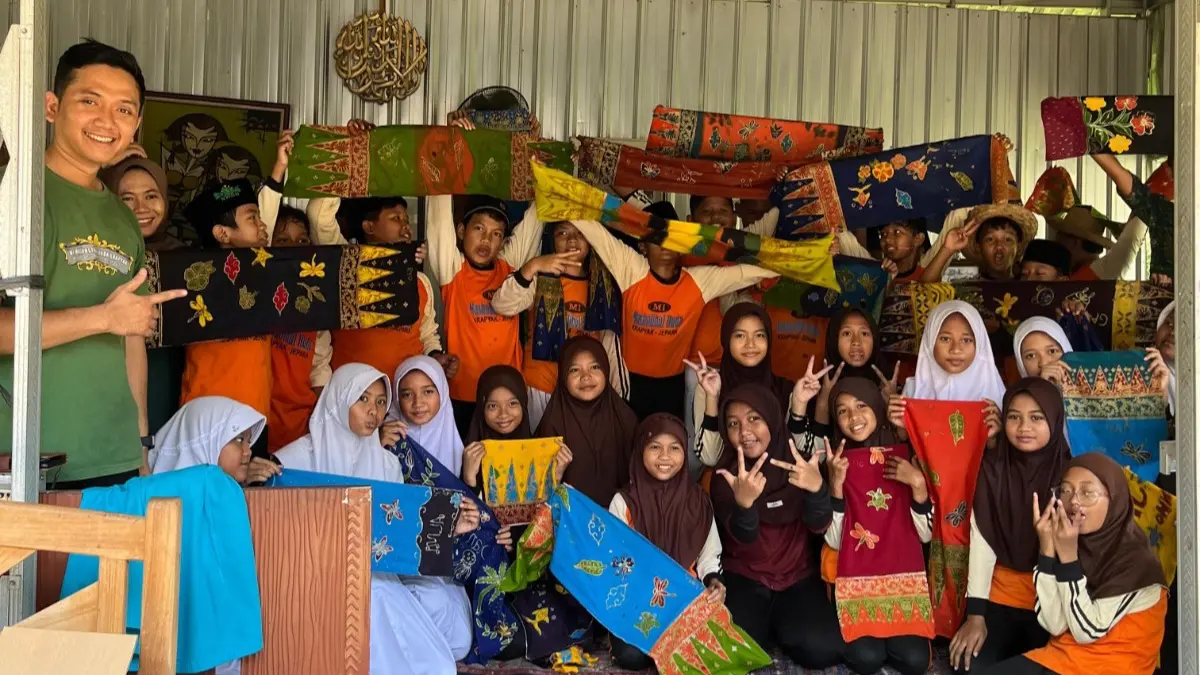 ANTUSIAS: Para siswa tengah nguri-nguri dan belajar membatik di Gendhis Batik.