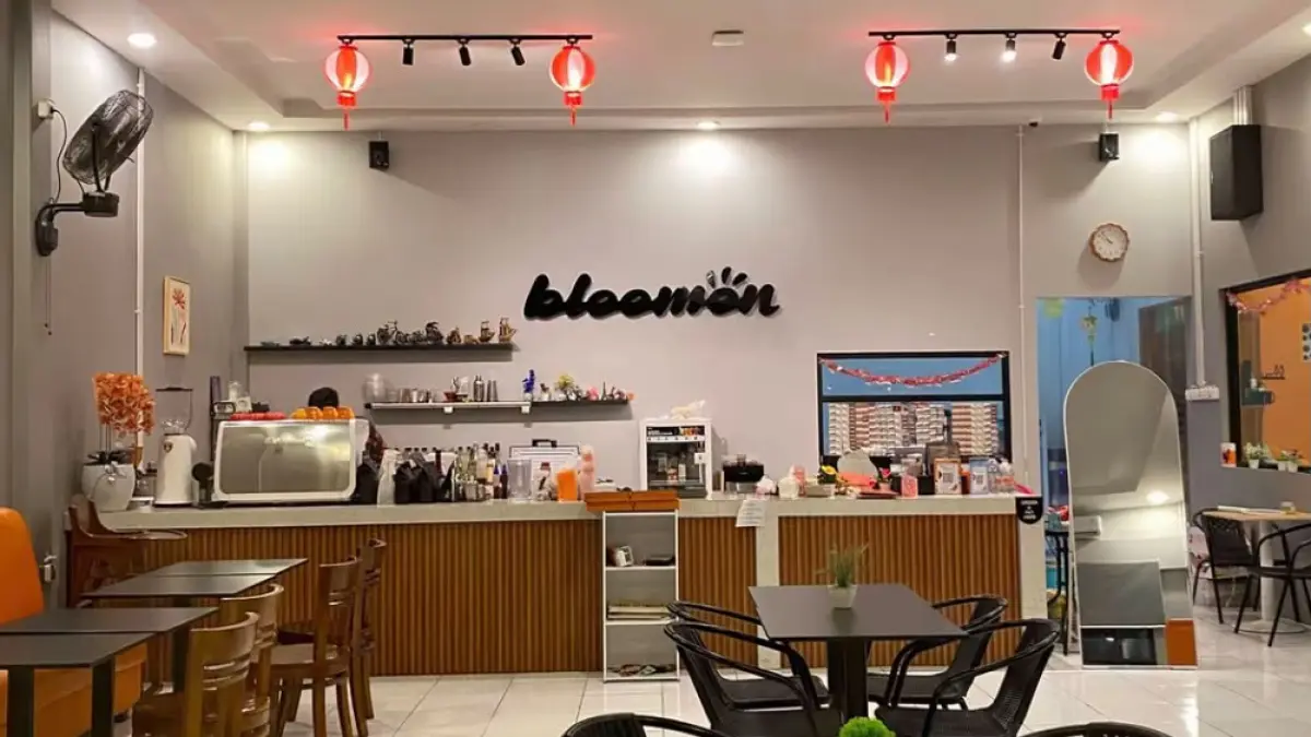 Area tempat duduk Bloomon Coffe and Space yang bisa menjadi alternatif bagi pengunjung yang ingin laptopan sambil ngopi nih..