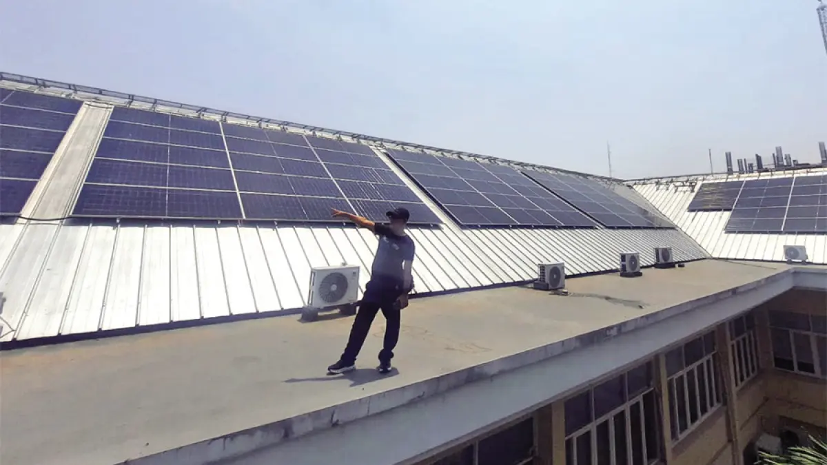 FUTURISTIK: Panel-panel tenaga surya terpasang di atap RS Mardi Rahayu Kudus. RS ini menuju hospital green. (INDAH SUSANTI/RADAR KUDUS)