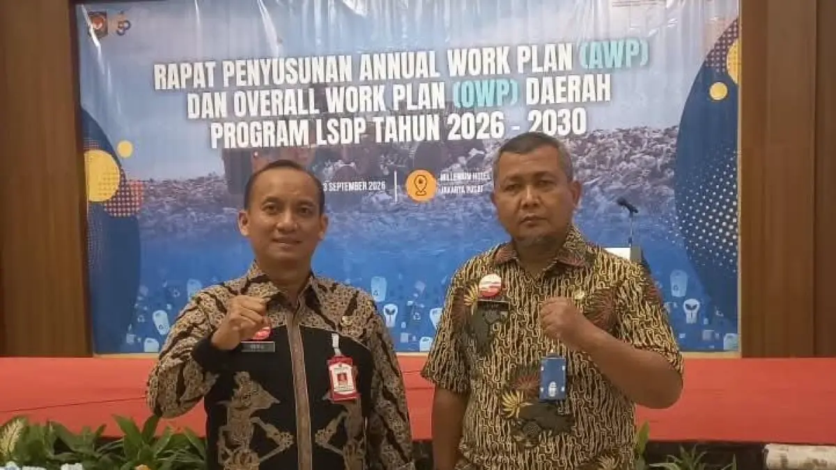 MEETING: Kepala DLH Grobogan Heru Dwi Cahyono saat mendatangi AWP dan OWP Daerah program LSDP.