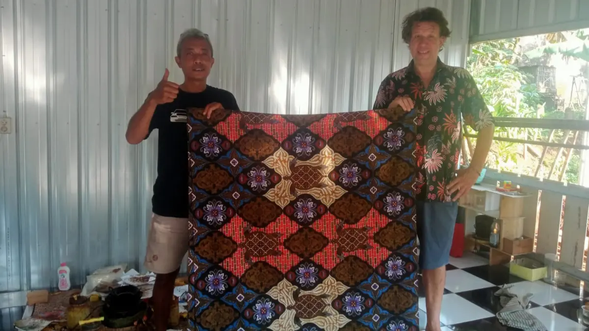 MENDUNIA: Turis asal Norwegia tertarik berbagai motif batik khas Jeparanan.