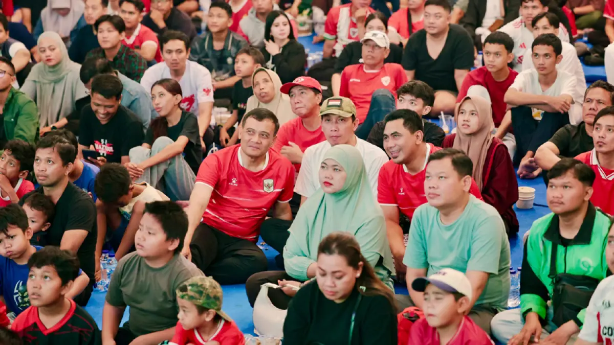 Momen Gubernur Jateng Ahmad Luthfi dan Wagub Taj Yasin Nobar Timnas Bareng Ribuan Warga di Kantor Gubernur