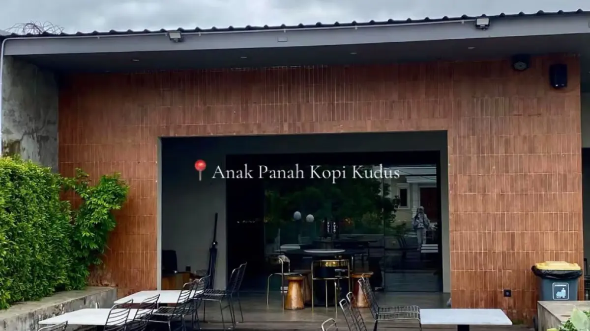Outdoor yang sangat bersih yang dilengkapi meja kursi yang tertata rapih.