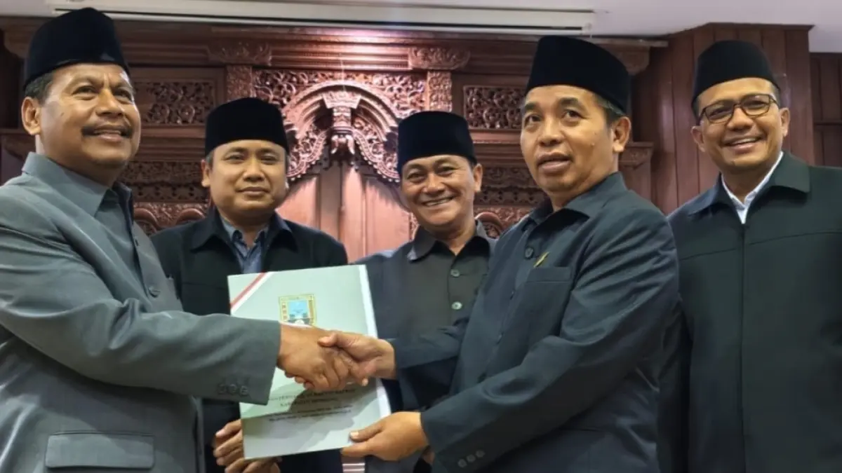PROKOPIMDA/RADAR KUDUS
SEPAKAT: Bupati Harno bersama Ketua DPRD Rembang Abdul Rouf dan jajarnya menyepakati Perubahan APBD 2026 Rabu malam (30/9).