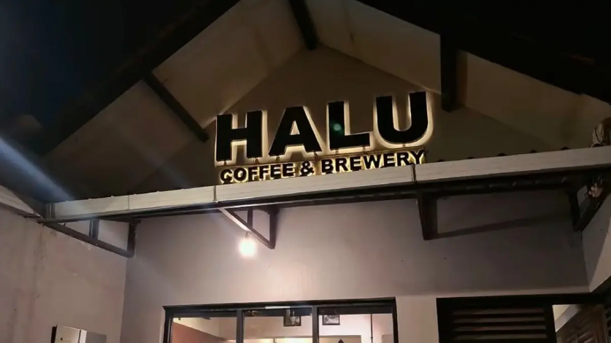 Suasana malam hari tampak depan yang sangat aesthetic dan nyaman jika kamu mau mencari ketenangan.