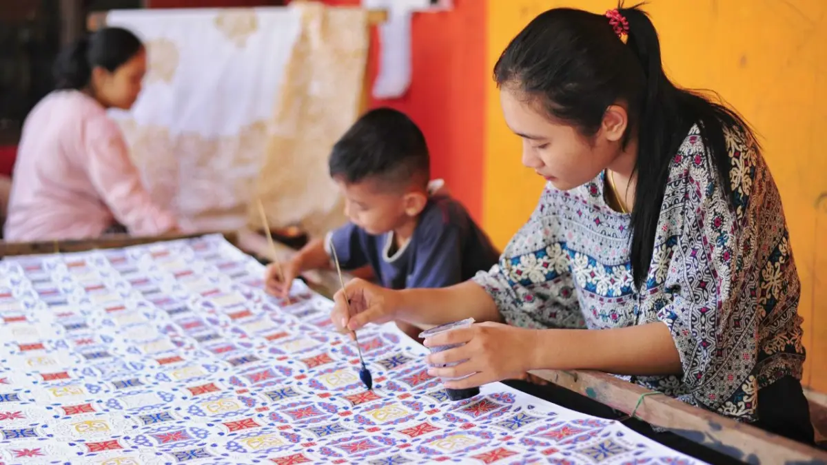 TELATEN: Perajin di Gendhis Batik tengah membuat motif kura-kura khas Pantai Kartini Bandengan. (ALFIYAH UNTUK RADAR KUDUS)