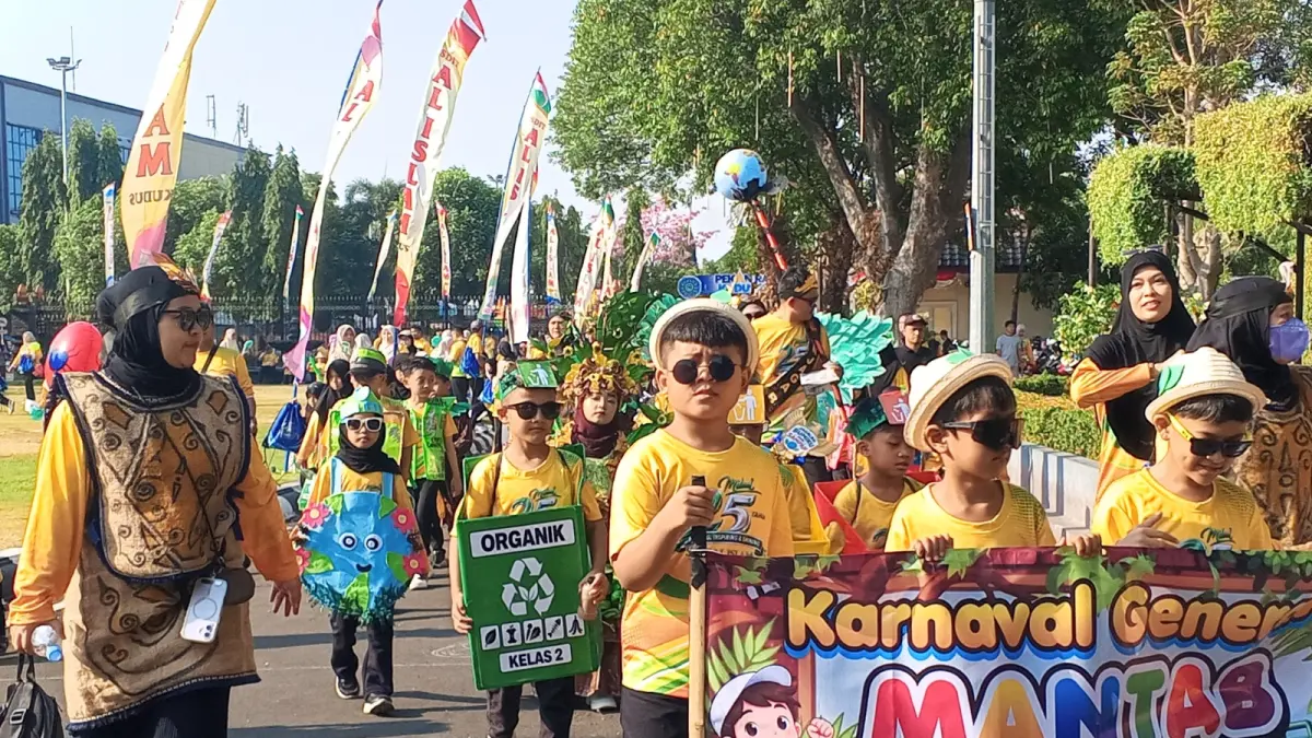 MANTAB: Para murid SDIT Al-Islam Kudus mengikuti karnaval dengan start di Pendapa Kabupaten Kudus pada Ahad pagi.