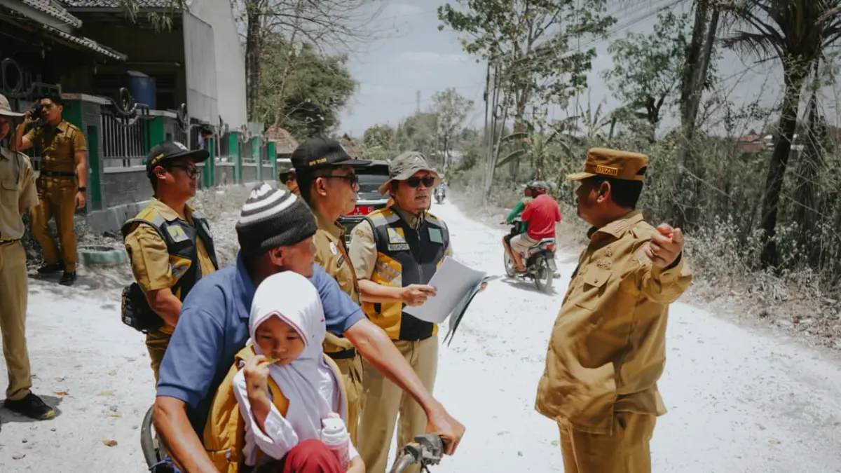 BLUSUKAN: Bupati Rembang Harno bersama jajaranya blusukan mengecek kerusakan jalan di Sumber Rembang.