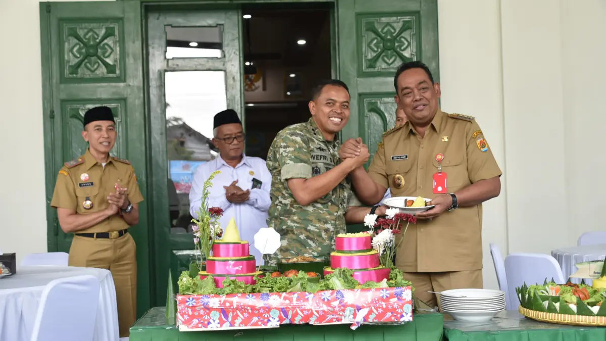 KEJUTAN: Bupati Grobogan Setyo Hadi saat memberikan kejutan ke Kodim 0717/Grobogan.