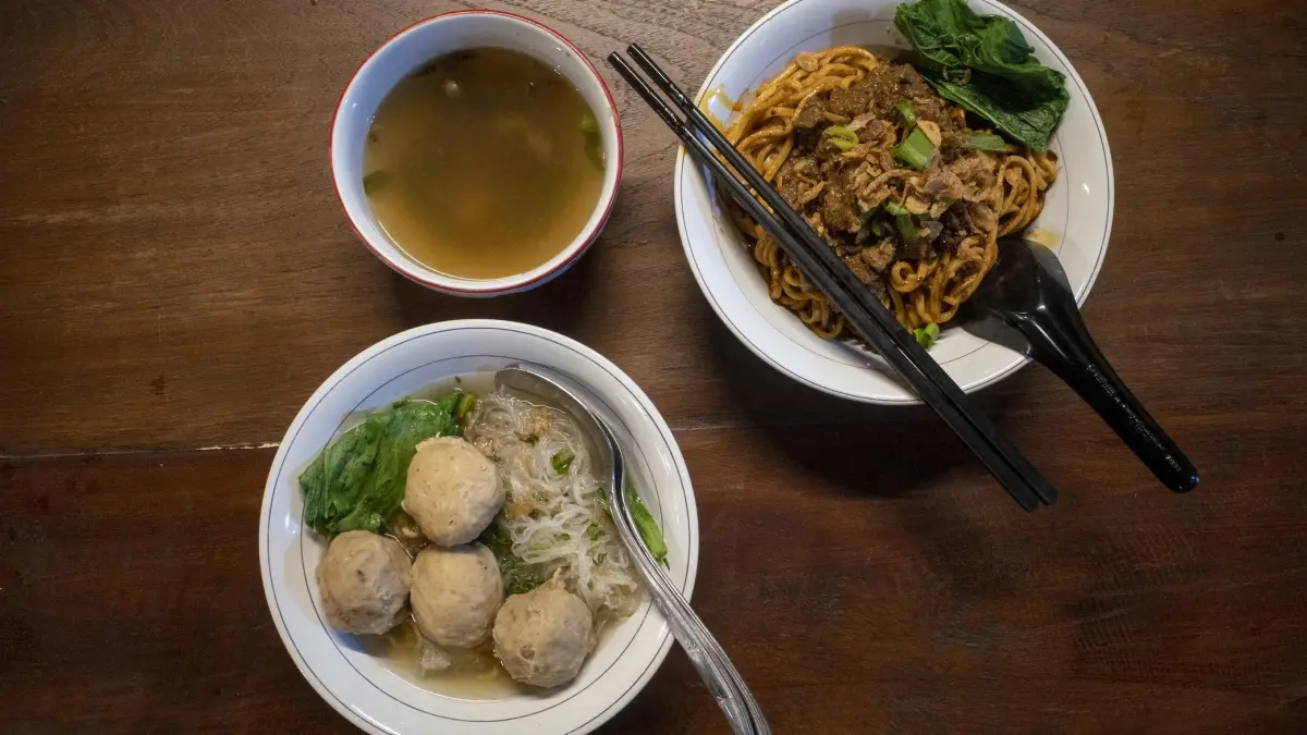 Mi ayam dan bakso menjadi dua pilihan kuliner yang kerap bikin bingung saat ingin makan. Kalau kamu, lebih pilih yang mana?