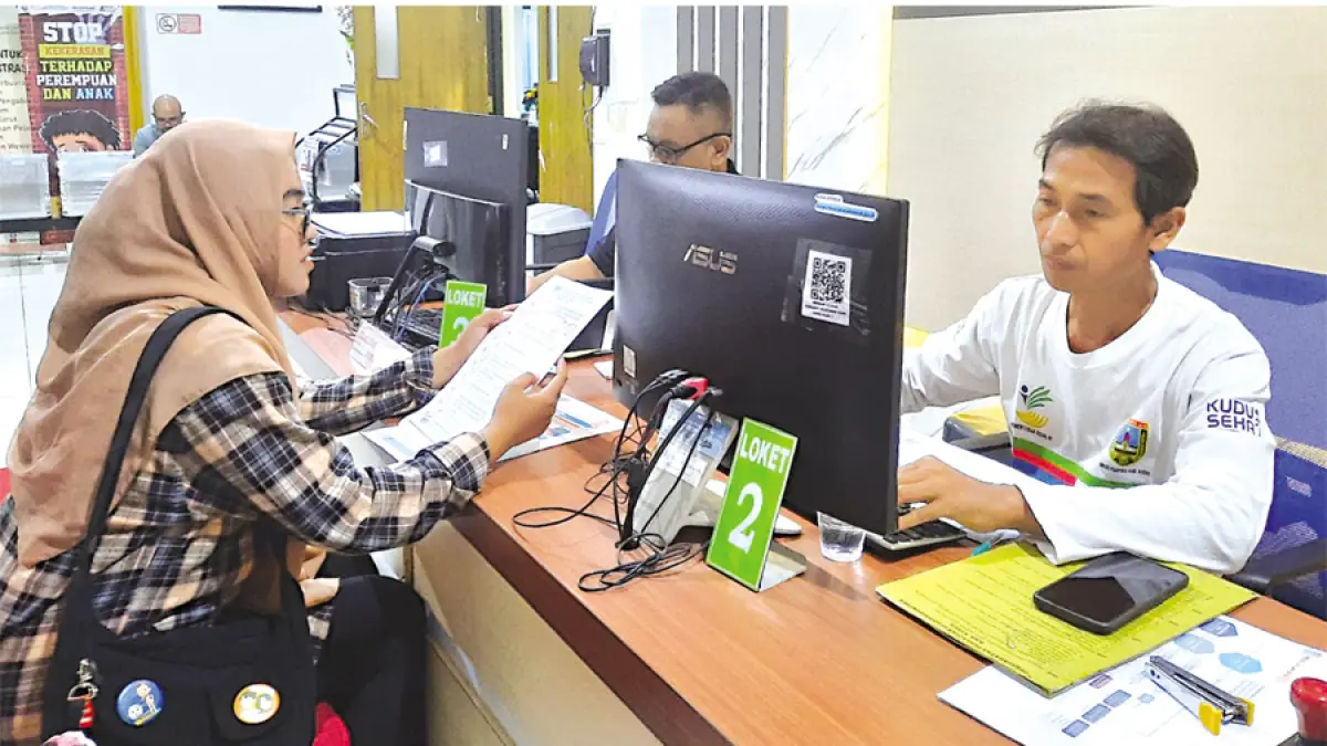 PELAYANAN: Petugas Dinsos P3AP2KB Kudus saat melayani warga yang mengurus atau bertanya informasi bansos. (INDAH SUSANTI/RADAR KUDUS)
