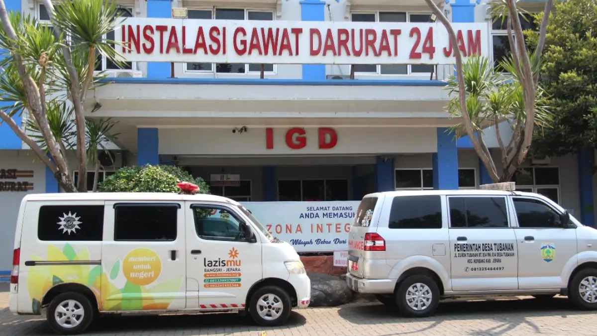 PADAT: Kondisi IGD RSUD R.A. Kartini Jepara yang tampak ramai pada Selasa (6/10). (FIKRI THOHARUDIN/RADAR KUDUS)