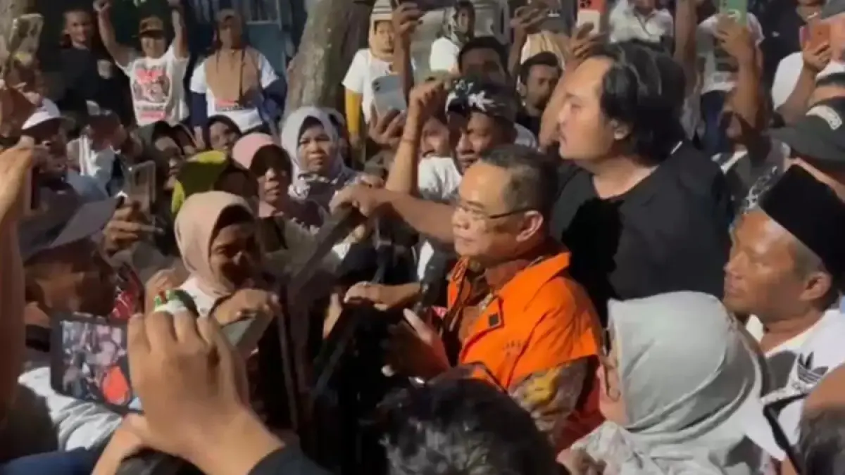 Sudewo temui massa pendukung usai 13 jam sidang pledoi di Pengadilan Tipikor Semarang. (IST)